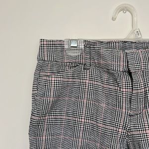 Black, white, & pink houndstooth slacks, ankle-cut, women’s size 6